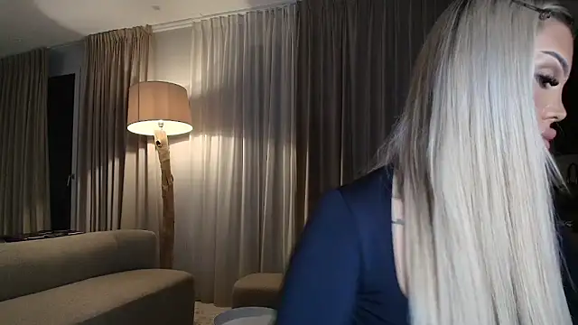 Snapshot of shayblonde chatting on January 14, 8:03 pm shayblonde online show from January 14, 8:03 pm