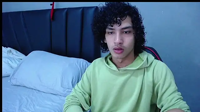 Snapshot of Tayronx33 chatting on October 19, 6:30 pm Tayronx33 online show from October 19, 6:30 pm