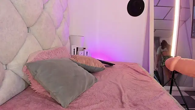 alessiaferry online show from April 24, 2:19 pm
