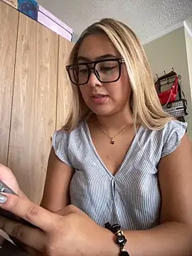 Miabonnett  online show from April 27, 3:10 pm