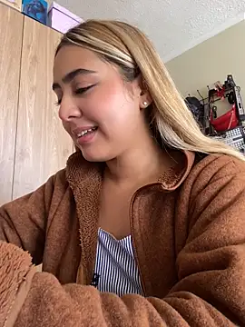 Snapshot of Miabonnett_ chatting on May 25, 3:51 pm Miabonnett online show from May 25, 3:51 pm