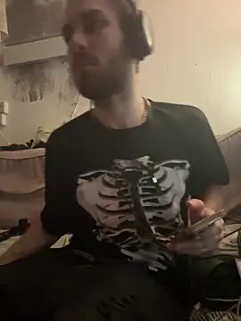 Snapshot of pervy_devil chatting on December 16, 9:31 pm pervy devil online show from December 16, 9:31 pm