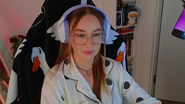 Snapshot of Emili1- chatting on March 15, 12:24 pm Emili1- online show from March 15, 12:24 pm