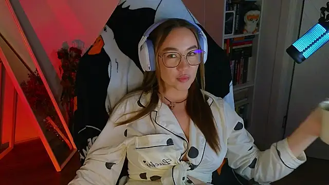 Snapshot of Emili1- chatting on March 15, 3:27 pm Emili1- online show from March 15, 3:27 pm