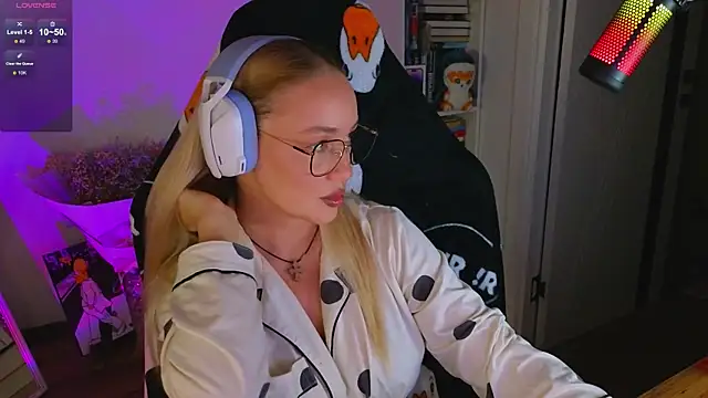 Snapshot of Emili1- chatting on September 11, 6:19 pm Emili1- online show from September 11, 6:19 pm