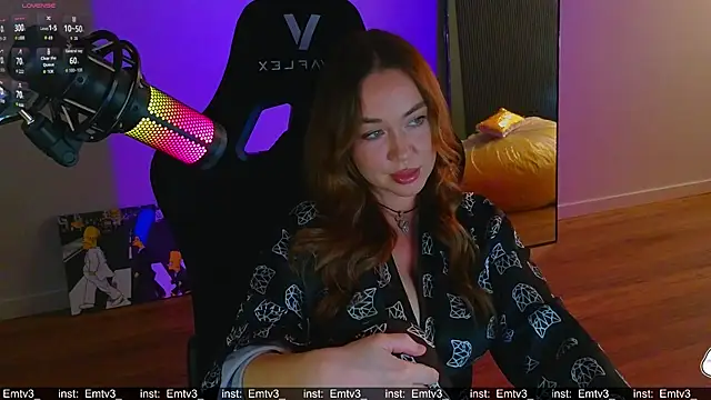 Snapshot of Emili1- chatting on July 8, 9:36 am Emili1- online show from July 8, 9:36 am