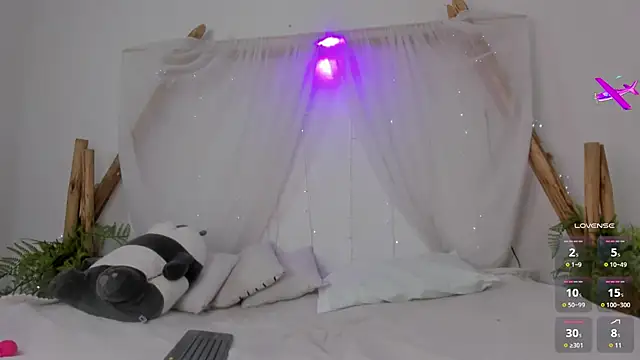 Snapshot of _RedMoon chatting on December 14, 6:45 pm RedMoon online show from December 14, 6:45 pm