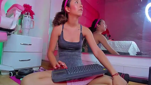 Snapshot of little-Emma chatting on February 3, 9:30 am little-Emma online show from February 3, 9:30 am