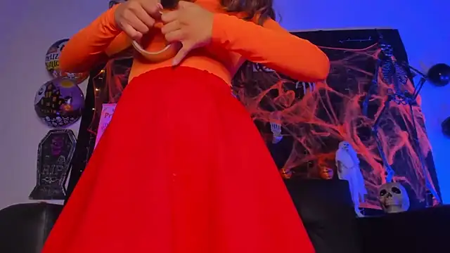 Snapshot of little-Emma chatting on October 31, 11:55 am little-Emma online show from October 31, 11:55 am