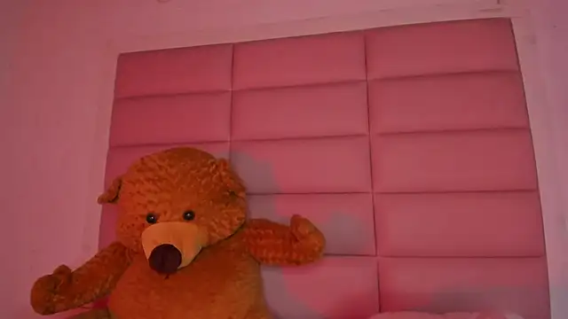 Snapshot of little-Emma chatting on November 7, 11:38 pm little-Emma online show from November 7, 11:38 pm