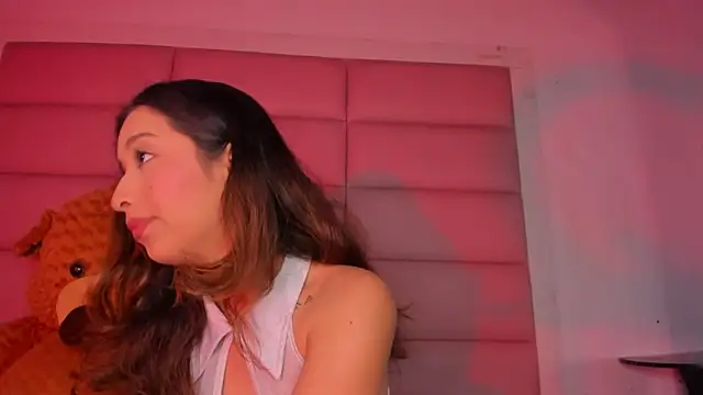 Snapshot of little-Emma chatting on November 12, 11:03 pm little-Emma online show from November 12, 11:03 pm