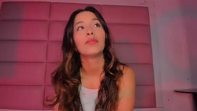 Snapshot of little-Emma chatting on November 15, 11:21 pm little-Emma online show from November 15, 11:21 pm