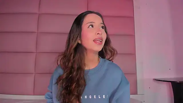 Snapshot of little-Emma chatting on November 23, 3:06 am little-Emma online show from November 23, 3:06 am