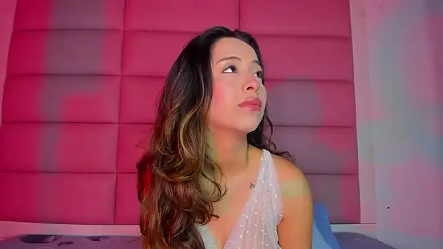 Snapshot of little-Emma chatting on December 5, 3:04 am little-Emma online show from December 5, 3:04 am