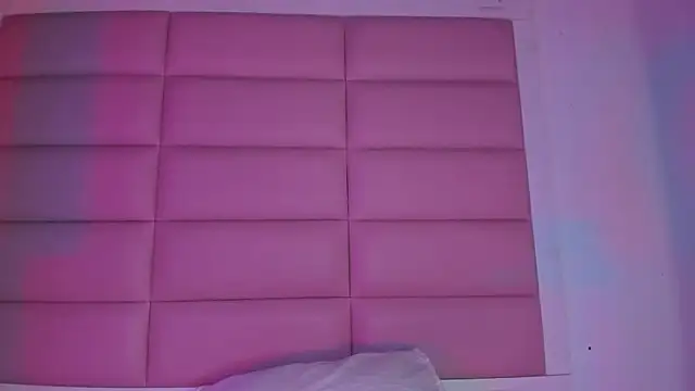 Snapshot of little-Emma chatting on December 15, 3:11 am little-Emma online show from December 15, 3:11 am