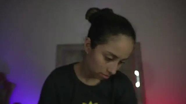 Snapshot of little-Emma chatting on May 23, 11:53 pm little-Emma online show from May 23, 11:53 pm