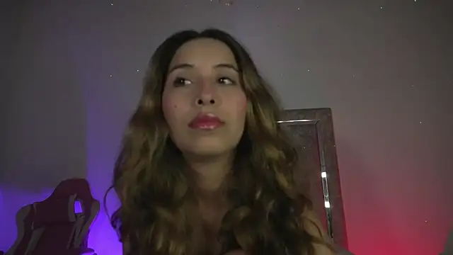 Snapshot of little-Emma chatting on May 25, 11:22 pm little-Emma online show from May 25, 11:22 pm