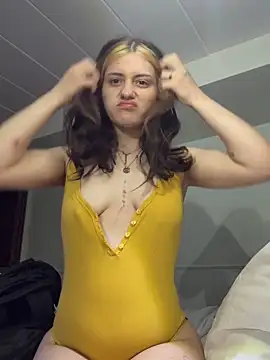 Snapshot of emilysue1 chatting on April 6, 9:54 am emilysue1 online show from April 6, 9:54 am