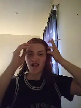 Snapshot of emilysue1 chatting on June 8, 11:27 pm emilysue1 online show from June 8, 11:27 pm