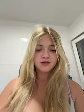 Snapshot of NickyGold_Official chatting on August 5, 10:23 pm NickyGold Official online show from August 5, 10:23 pm