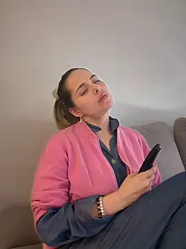 Alirawrz online show from October 4, 8:07 pm