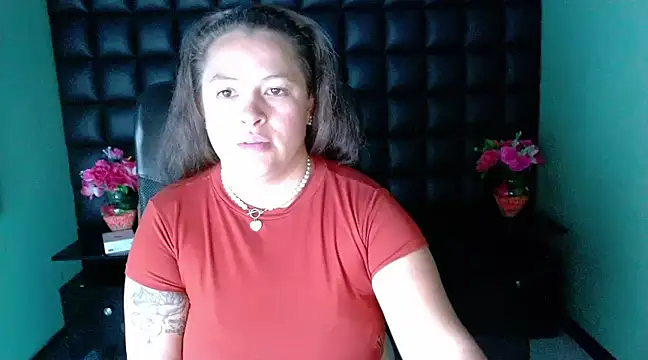 Snapshot of SaraThomso chatting on December 3, 9:00 am SaraThomso online show from December 3, 9:00 am