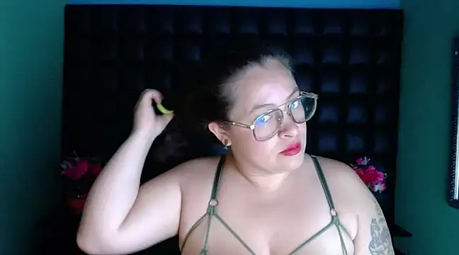 Snapshot of SaraThomso chatting on December 4, 2:53 am SaraThomso online show from December 4, 2:53 am