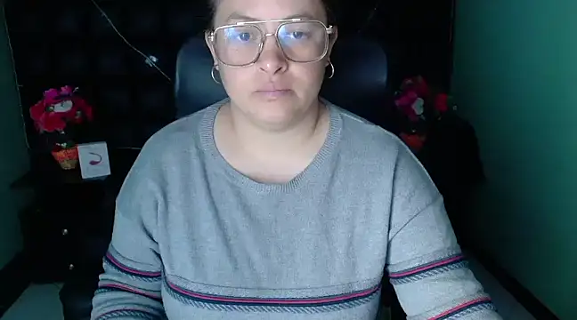 Snapshot of SaraThomso chatting on December 28, 2:54 am SaraThomso online show from December 28, 2:54 am