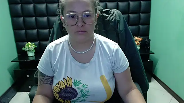 Snapshot of SaraThomso chatting on February 22, 3:01 am SaraThomso online show from February 22, 3:01 am