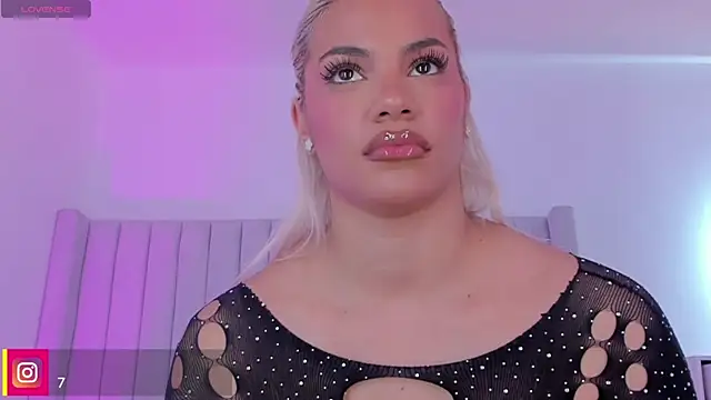 Snapshot of Shelynna_azzul chatting on November 6, 7:37 pm Shelynna azzul online show from November 6, 7:37 pm