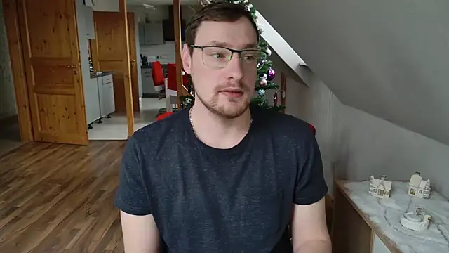 Snapshot of Relsxboy chatting on December 10, 9:33 am Relsxboy online show from December 10, 9:33 am