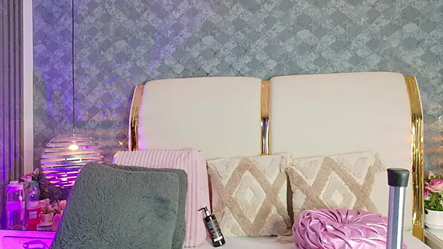 Snapshot of SenniaBella chatting on February 2, 1:43 pm SenniaBella online show from February 2, 1:43 pm