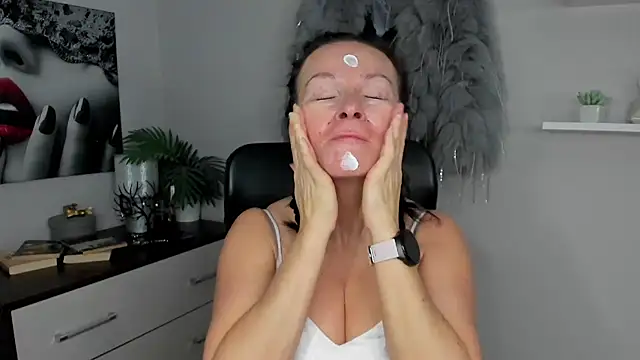 HelenLuxx online show from January 26, 7:32 am