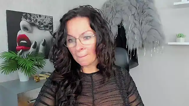 HelenLuxx online show from February 6, 10:15 am