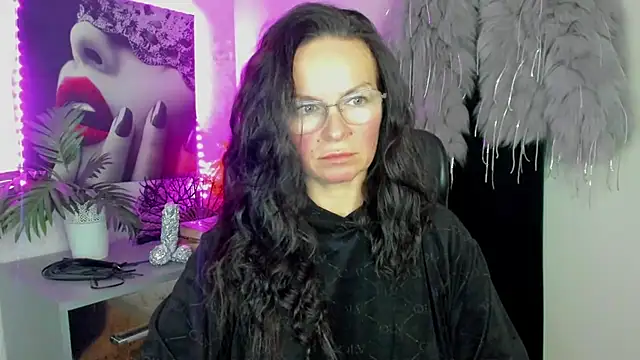 HelenLuxx online show from February 18, 5:53 pm