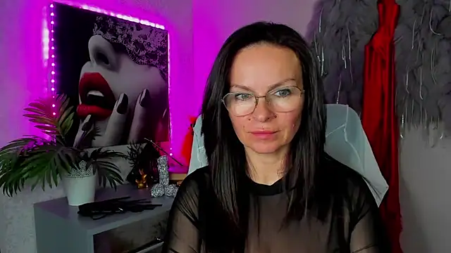 HelenLuxx online show from April 29, 5:30 pm