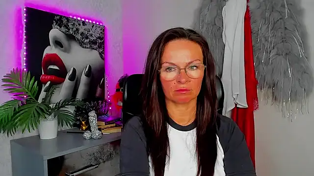 Snapshot of HelenLuxx chatting on June 24, 3:33 pm HelenLuxx online show from June 24, 3:33 pm