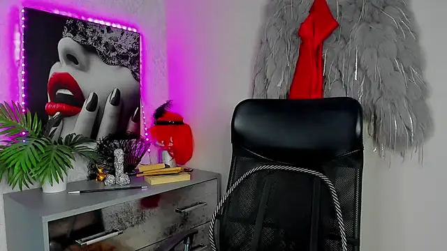Snapshot of HelenLuxx chatting on July 6, 1:52 pm HelenLuxx online show from July 6, 1:52 pm