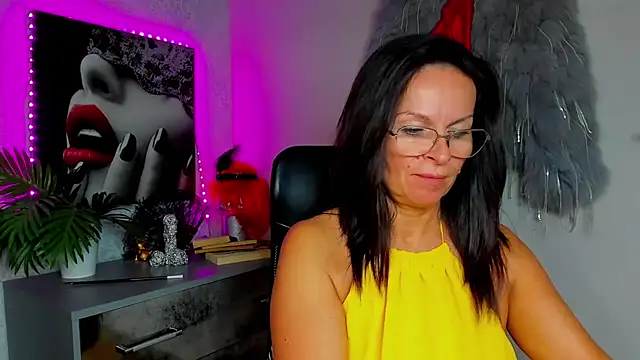 Snapshot of HelenLuxx chatting on July 14, 12:33 pm HelenLuxx online show from July 14, 12:33 pm