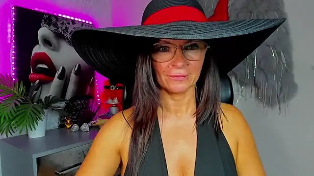 Snapshot of HelenLuxx chatting on July 24, 12:47 pm HelenLuxx online show from July 24, 12:47 pm
