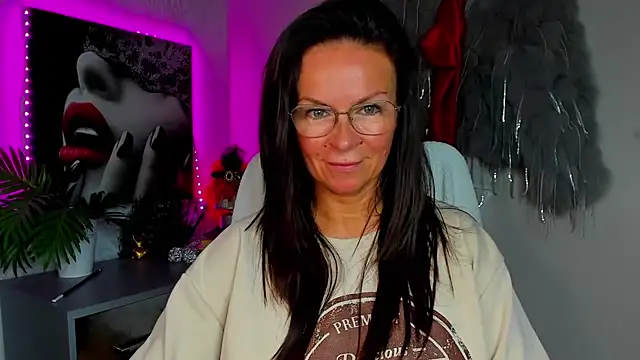 Snapshot of HelenLuxx chatting on July 26, 1:40 pm HelenLuxx online show from July 26, 1:40 pm