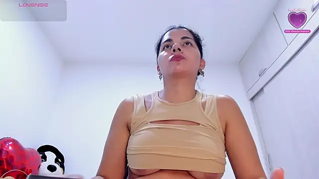 Snapshot of Amelia_Debora_Antonella chatting on May 28, 1:41 pm Amelia Debora Antonella online show from May 28, 1:41 pm