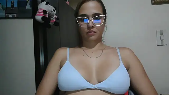 Snapshot of trianabell chatting on July 2, 3:23 am trianabell online show from July 2, 3:23 am