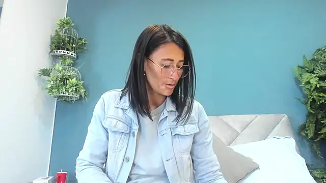 Snapshot of SharisWillian chatting on July 9, 3:54 am SharisWillian online show from July 9, 3:54 am