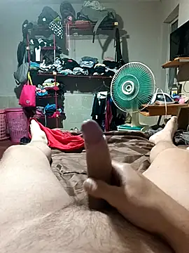 Snapshot of Aledw9 chatting on February 17, 5:48 am Aledw9 online show from February 17, 5:48 am