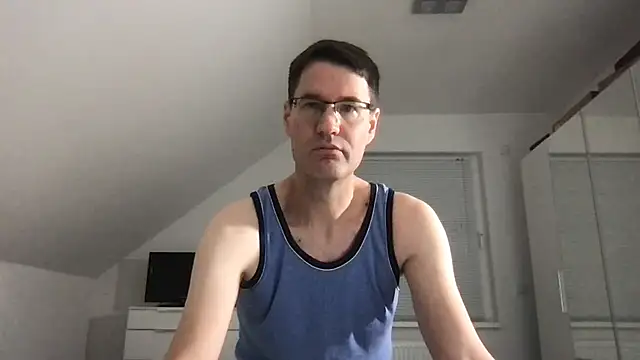 Snapshot of zxzx_cam1 chatting on December 15, 3:53 pm zxzx cam1 online show from December 15, 3:53 pm