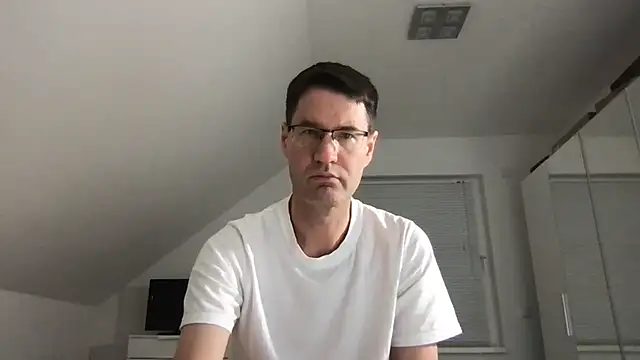 Snapshot of zxzx_cam1 chatting on December 15, 9:53 pm zxzx cam1 online show from December 15, 9:53 pm