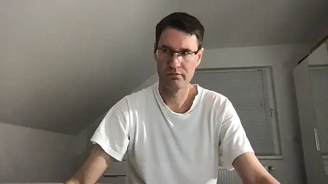 Snapshot of zxzx_cam1 chatting on December 20, 4:46 pm zxzx cam1 online show from December 20, 4:46 pm