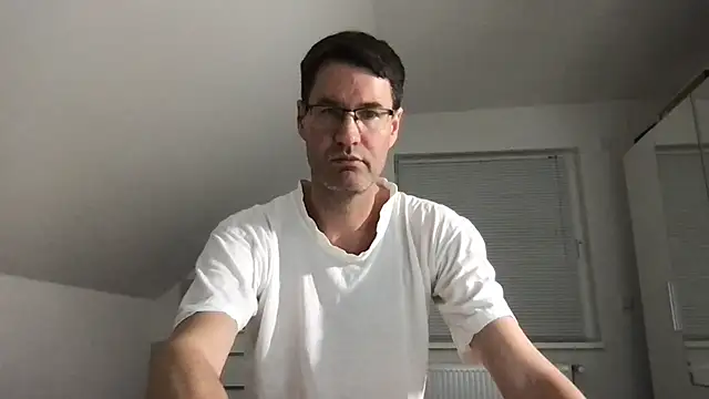 Snapshot of zxzx_cam1 chatting on December 31, 8:34 pm zxzx cam1 online show from December 31, 8:34 pm