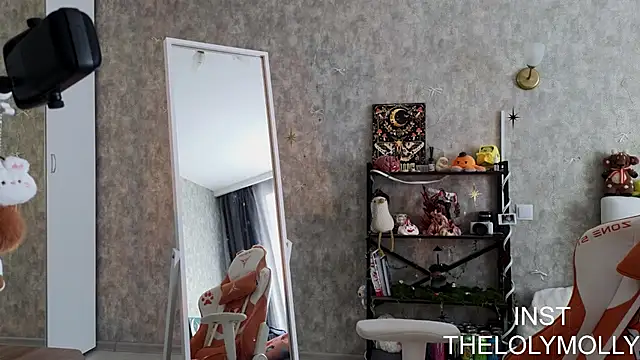 Snapshot of LolyMolli chatting on June 19, 10:41 am LolyMolli online show from June 19, 10:41 am